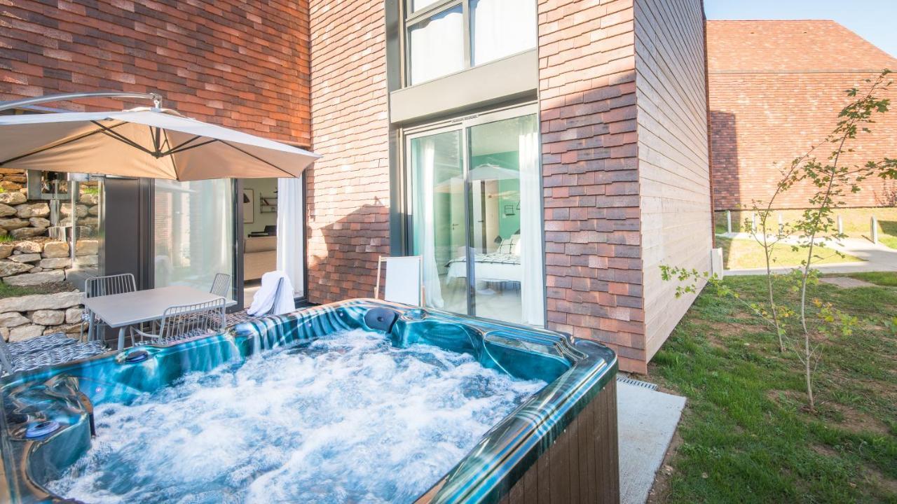 サルラ・ラ・カネダCote Jardin Avec Jacuzzi Privatif Et Parking Priveアパートメント エクステリア 写真